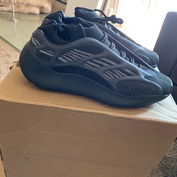 yeezy 700 size 10.5